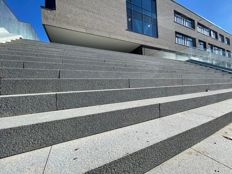 Treppe aus grauem Granit aestivate