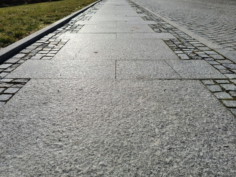 Gehweg aus Granitplatten aestivate