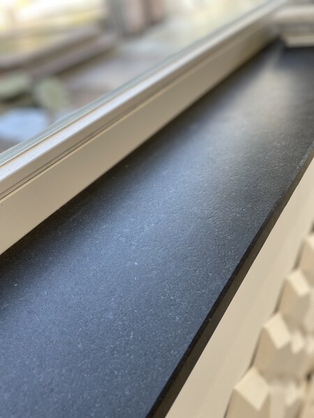 Nero Assoluto Fensterbank satinierte Oberfläche aestivate