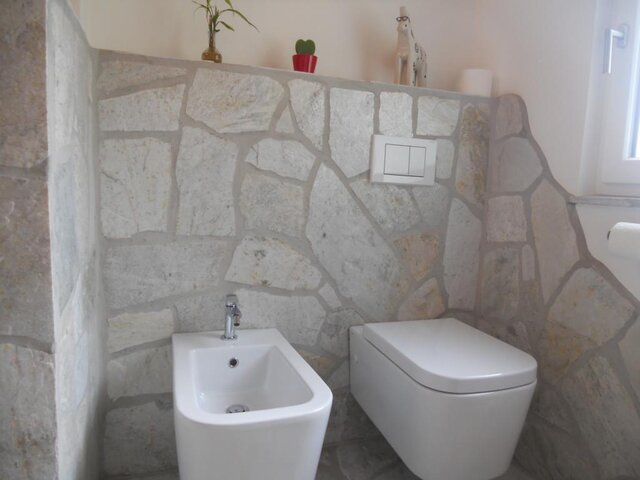 Badezimmer mit Polygonalplatten aestivate