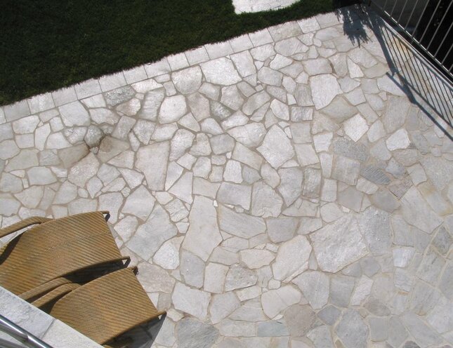 Terrasse aus Silberquarzit Polygonalplatten aestivate