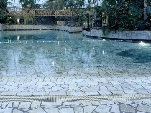 Schwimmbad mit Naturstein aestivate