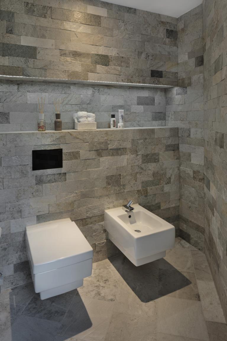 Badezimmer mit Natursteinwand aestivate