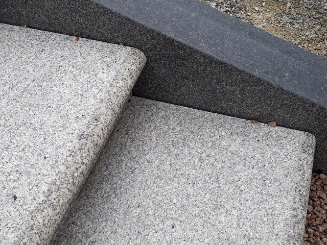Blockstufe aus Granit draußen aestivate