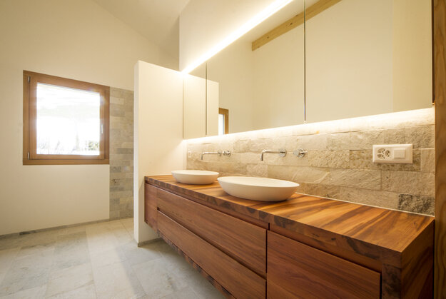 Rückwand Badezimmer aus Naturstein aestivate